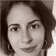 Laureata in filosofia impartisce lezioni di filosofia, storia, geografia, italiano, latino per studenti delle medie e delle superiori